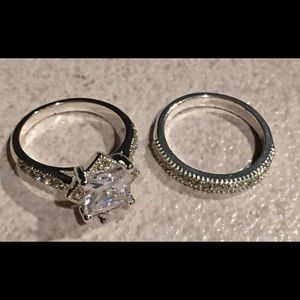 This Is Love
CZ Engagement Set
Size 5 Avon 
New old inventory
2016 Vietnam.